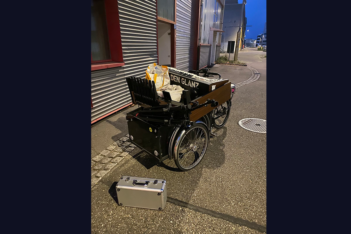 Kistenvelo mit Instrumenten